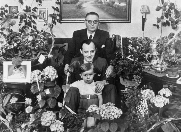 Historical black and white photograph showing the LEGO founder's family among abundant plants, highlighting the origins of the company.